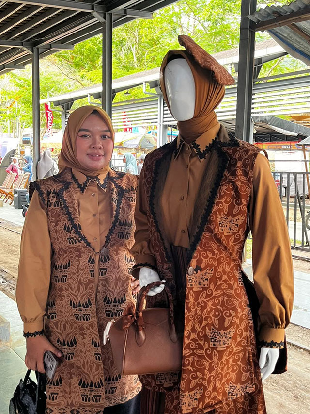 Mike Monalisa dan karya desain batiknya.