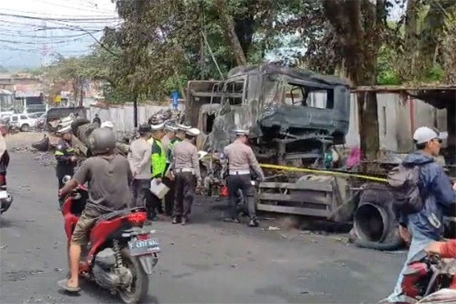 Kondisi terkini truk tangki BBM yang terbakar di Jalan Perintis Kemerdekaan, Jebrod, Kecamatan Cilaku, Kabupaten Cianjur, Jawa Barat, Minggu (2/11/2025). Foto: kumparan
