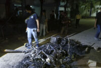 Motor-motor yang dibakar saat terjadi bentrokan dua kelompok mahasiswa bentrok di area kampus Universitas Negeri Makassar, Rabu (5/11/2025). Foto: Dok. Istimewa
