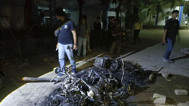 Motor-motor yang dibakar saat terjadi bentrokan dua kelompok mahasiswa bentrok di area kampus Universitas Negeri Makassar, Rabu (5/11/2025). Foto: Dok. Istimewa
