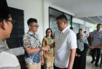 Gubernur Sumatera Utara Bobby Nasution saat menemui siswa asal Sumut yang akan berlaga di olimpiade internasional di Rusia. Foto: Dok. Istimewa
