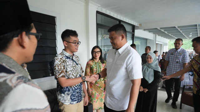 Gubernur Sumatera Utara Bobby Nasution saat menemui siswa asal Sumut yang akan berlaga di olimpiade internasional di Rusia. Foto: Dok. Istimewa
