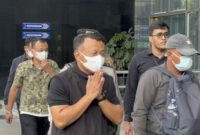 Bupati Ponorogo, Sugiri Sancoko digiring petugas saat tiba di Gedung Merah Putih KPK, Jakarta, Sabtu (8/11/2025). Foto: Abid Raihan/kumparan