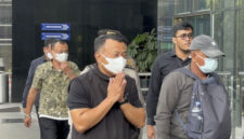 Bupati Ponorogo, Sugiri Sancoko digiring petugas saat tiba di Gedung Merah Putih KPK, Jakarta, Sabtu (8/11/2025). Foto: Abid Raihan/kumparan