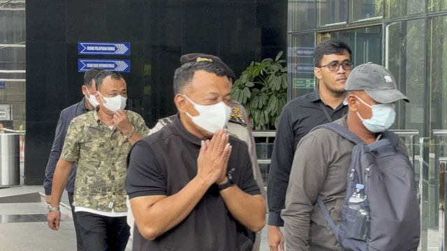 Bupati Ponorogo, Sugiri Sancoko digiring petugas saat tiba di Gedung Merah Putih KPK, Jakarta, Sabtu (8/11/2025). Foto: Abid Raihan/kumparan
