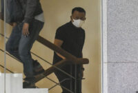 Bupati Ponorogo Sugiri Sancoko berjalan menuju ruang pemeriksaan setibanya di Gedung Merah Putih KPK, Jakarta, Sabtu (8/11/2025). Foto: Hafidz Mubarak A/ANTARA FOTO