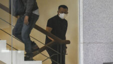 Bupati Ponorogo Sugiri Sancoko berjalan menuju ruang pemeriksaan setibanya di Gedung Merah Putih KPK, Jakarta, Sabtu (8/11/2025). Foto: Hafidz Mubarak A/ANTARA FOTO