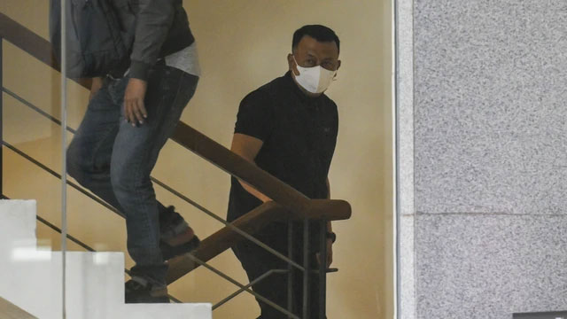 Bupati Ponorogo Sugiri Sancoko berjalan menuju ruang pemeriksaan setibanya di Gedung Merah Putih KPK, Jakarta, Sabtu (8/11/2025). Foto: Hafidz Mubarak A/ANTARA FOTO
