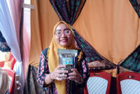 Istri Ipda Sukurni yang membuat dendeng daun ubi
foto. dok: albrita.com