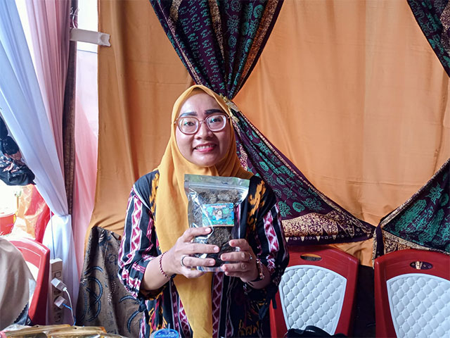 Istri Ipda Sukurni yang membuat dendeng daun ubi
foto. dok: albrita.com