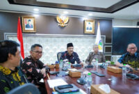 Mensos RI Saifullah Yusuf (Gus Ipul) memberikan arahan secara daring melalui Zoom Meeting pada Penutupan Pelatihan Bakal Calon Kepala Sekolah Rakyat di Kantor Kemensos, Salemba, Jakarta (4/10/2025). Foto: Kemensos RI
