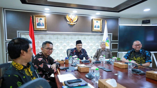 Mensos RI Saifullah Yusuf (Gus Ipul) memberikan arahan secara daring melalui Zoom Meeting pada Penutupan Pelatihan Bakal Calon Kepala Sekolah Rakyat di Kantor Kemensos, Salemba, Jakarta (4/10/2025). Foto: Kemensos RI

