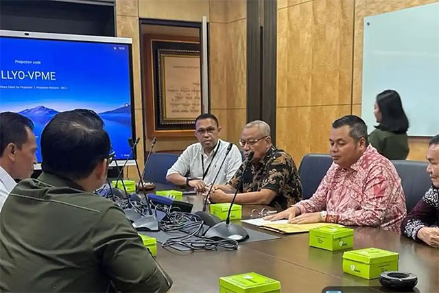 Ketua DPRD Kota Jambi Kemas Faried Alfarelly bersama Anggota Komisi I Muhili Amin dan Plt Sekretaris DPRD Edi Fahrizal melakukan kunjungan ke Kejaksaan Agung RI, Selasa (4/11/2025). Kunjungan tersebut bertujuan untuk berkonsultasi terkait aspek hukum polemik zona merah Pertamina di kawasan Kenali Asam, Kota Jambi. 