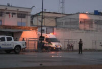 Ambulans keluar dari penjara setelah kerusuhan bersenjata yang menewaskan empat orang dan melukai puluhan lainnya di Machala, Ekuador, Minggu (9/11/2025). Foto: Richar Cevallos / AFPTV / AFP
