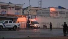 Ambulans keluar dari penjara setelah kerusuhan bersenjata yang menewaskan empat orang dan melukai puluhan lainnya di Machala, Ekuador, Minggu (9/11/2025). Foto: Richar Cevallos / AFPTV / AFP
