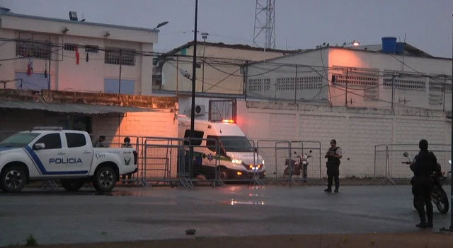 Ambulans keluar dari penjara setelah kerusuhan bersenjata yang menewaskan empat orang dan melukai puluhan lainnya di Machala, Ekuador, Minggu (9/11/2025). Foto: Richar Cevallos / AFPTV / AFP
