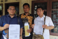 Janson Simamora, selaku kuasa hukum Sopian Daulai Nadeak (kiri) dan Sopian Daulai Nadeak (tengah) saat ditemui di kediamannya di Binjai, Jumat (31/10). Foto: Amar Marpaung/kumparan
