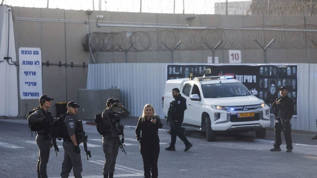 Para pejabat keamanan berdiri di luar penjara militer Israel saat pertukaran sandera-tahanan dan kesepakatan gencatan senjata di Gaza antara Hamas dan Israel, dekat Ramallah, di Tepi Barat, Senin (13/10/2025). Foto: Ammar Awad/REUTERS
