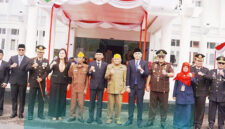 Foto bersama usai peringatan Hari Pahlawan di halaman balai kota Padang Panjang.