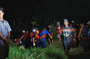 Mahasiswa Polindra yang meninggal dunia saat rafting di sungai Cimanuk dievakuasi oleh tim SAR setelah ditemukan sekitar lima kilometer dari Bendungan Karet Bangkir, Senin (10/11). Foto: kumparan
