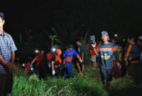Mahasiswa Polindra yang meninggal dunia saat rafting di sungai Cimanuk dievakuasi oleh tim SAR setelah ditemukan sekitar lima kilometer dari Bendungan Karet Bangkir, Senin (10/11). Foto: kumparan
