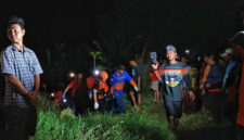 Mahasiswa Polindra yang meninggal dunia saat rafting di sungai Cimanuk dievakuasi oleh tim SAR setelah ditemukan sekitar lima kilometer dari Bendungan Karet Bangkir, Senin (10/11). Foto: kumparan
