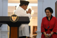 Presiden Prabowo Subianto (kiri) berbincang dengan Ketua Umum PDIP sekaligus Presiden ke-5 RI Megawati Soekarnoputri (kanan) usai menyampaikan keterangan pers di Istana Merdeka, Jakarta, Minggu (31/8/2025). Foto: Galih Pradipta/ANTARA FOTO
