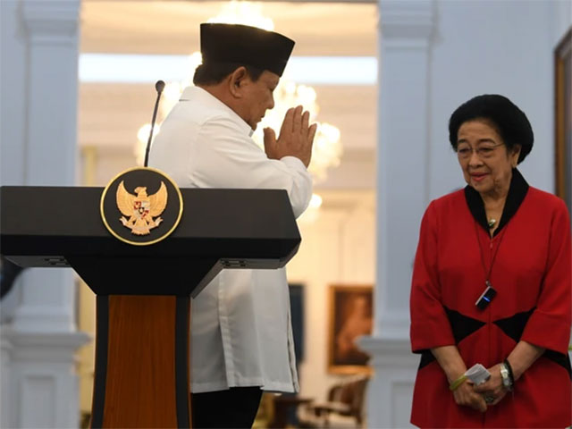Presiden Prabowo Subianto (kiri) berbincang dengan Ketua Umum PDIP sekaligus Presiden ke-5 RI Megawati Soekarnoputri (kanan) usai menyampaikan keterangan pers di Istana Merdeka, Jakarta, Minggu (31/8/2025). Foto: Galih Pradipta/ANTARA FOTO
