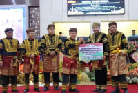 walikota berjabat tangan dengan gubernur jambi
foto. dok: humas