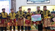 walikota berjabat tangan dengan gubernur jambi
foto. dok: humas