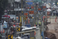 Pekerja melintas di proyek pembangunan MRT Jakarta Fase 2, Jalan Gajah Mada, Jakarta, Rabu (16/7/2025). Foto: Indrianto Eko Suwarso/ANTARA FOTO
