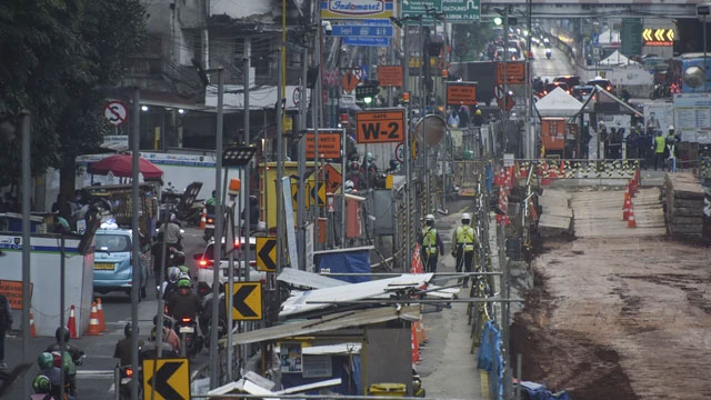Pekerja melintas di proyek pembangunan MRT Jakarta Fase 2, Jalan Gajah Mada, Jakarta, Rabu (16/7/2025). Foto: Indrianto Eko Suwarso/ANTARA FOTO
