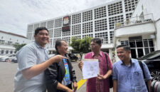 Roy Suryo bersama orang dekatnya.