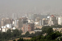 Badai pasir melanda gedung-gedung di utara ibu kota Iran, Teheran, Iran, Selasa (17/5/2022). Foto: AFP
