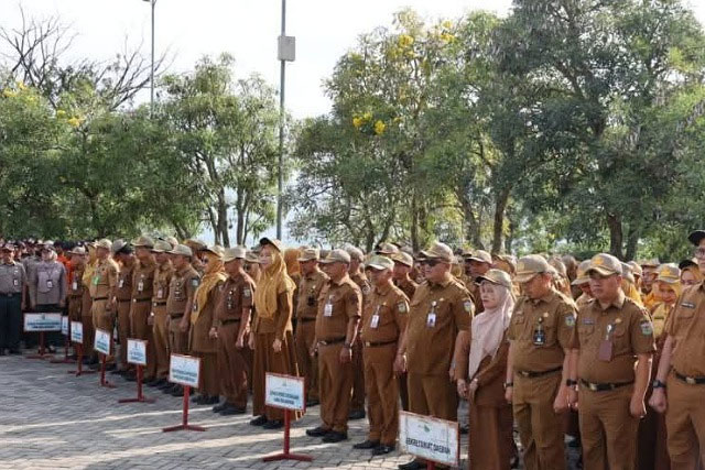 foto asn dari berbagai instansi sedang mengikuti ipacara