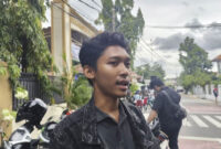 Muhamad Nur Karim (26) kakak korban ledakan SMA 72 Jakarta saat ditemui di lokasi pada Sabtu (8/11/2025).  Foto: Luthfi Humam/kumparan
