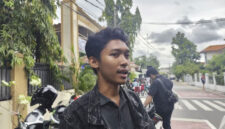 Muhamad Nur Karim (26) kakak korban ledakan SMA 72 Jakarta saat ditemui di lokasi pada Sabtu (8/11/2025). Foto: Luthfi Humam/kumparan