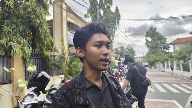 Muhamad Nur Karim (26) kakak korban ledakan SMA 72 Jakarta saat ditemui di lokasi pada Sabtu (8/11/2025).  Foto: Luthfi Humam/kumparan
