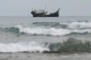 Sebuah perahu kayu yang membawa imigran etnis Rohingya. Foto: Riska Munawarah/REUTERS

