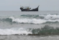 Sebuah perahu kayu yang membawa imigran etnis Rohingya. Foto: Riska Munawarah/REUTERS
