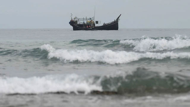 Sebuah perahu kayu yang membawa imigran etnis Rohingya. Foto: Riska Munawarah/REUTERS
