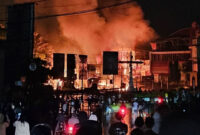 Kebakaran di Jalan Printis Kemerdekaan, Kecamatan Cilaku, Kabupaten Cianjur, Jawa Barat, Sabtu (1/11) malam. Foto: Dok. kumparan