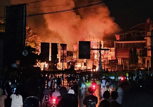 Kebakaran di Jalan Printis Kemerdekaan, Kecamatan Cilaku, Kabupaten Cianjur, Jawa Barat, Sabtu (1/11) malam. Foto: Dok. kumparan
