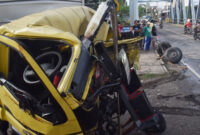 Warga melihat kondisi truk yang hancur akibat kecelakaan. Foto: ANTARA FOTO/Siswowidodo
