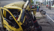 Warga melihat kondisi truk yang hancur akibat kecelakaan. Foto: ANTARA FOTO/Siswowidodo