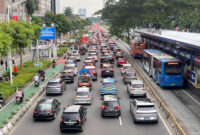 Suasana lalu lintas di Jalan Jenderal Sudirman, Jakarta Pusat, Minggu (2/11/2025). Foto: Nasywa Athifah/kumparan
