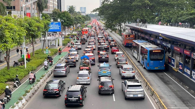 Suasana lalu lintas di Jalan Jenderal Sudirman, Jakarta Pusat, Minggu (2/11/2025). Foto: Nasywa Athifah/kumparan
