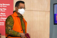 Terdakwa mantan Menteri Sosial Juliari P Batubara usai menjalani sidang pembacaan putusan secara virtual di gedung ACLC KPK, Jakarta, Senin (23/8). Foto: Hafidz Mubarak A/ANTARA FOTO