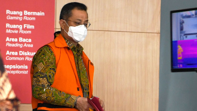 Terdakwa mantan Menteri Sosial Juliari P Batubara usai menjalani sidang pembacaan putusan secara virtual di gedung ACLC KPK, Jakarta, Senin (23/8). Foto: Hafidz Mubarak A/ANTARA FOTO
