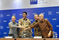 Menteri Keuangan Purbaya Yudhi Sadewa, Gubernur BI Perry Warjiyo, Ketua Dewan Komisioner OJK Mahendra Siregar dan Ketua Dewan Komisioner LPS Anggito Abimanyu dalam Konferensi Pers KSSK di Kantor BI, Senin (3/11/2025). Foto: Ave Airiza Gunanto/kumparan
